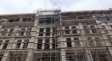 Kırşehir'de 3 işçi maaşlarını alamadıkları iddiasıyla inşaata çıktı