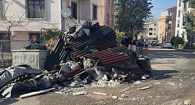 Kocaeli'de tadilatta olan binanın çatısı alevlere teslim oldu