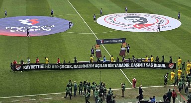 Kocaeli'de tribünler sustu, çocuklar için yas tutuldu