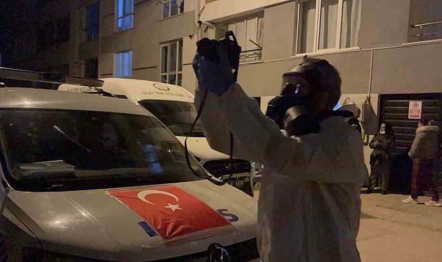 Komşuların kokulardan rahatsız olduğu daireden genç adamın cesedi çıktı