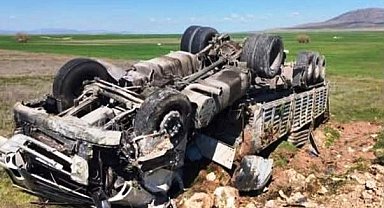 Kontrolden çıkan kamyon devrildi, sürücüsü yaralandı