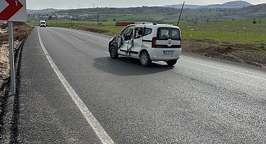 Kontrolden çıkan kamyonet karşı şeride geçerek ticari araçla çarpıştı: 1 yaralı