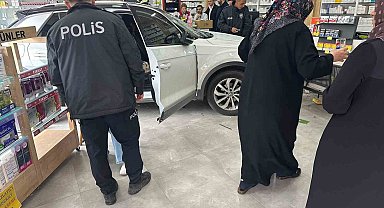 Kontrolden çıkan otomobil eczaneye daldı: 1 yaralı