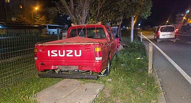 Kontrolü kaybeden kamyonet orta refüje savruldu; 1 yaralı