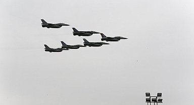 Konya'da SOLOTÜRK ve Türk Yıldızları'ndan öğrencilere 23 Nisan gösterisi