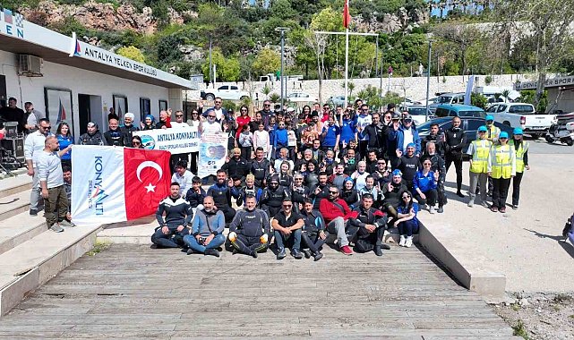 Konyaaltı Sahili'nde deniz dibi ve kıyı temizliği yapıldı
