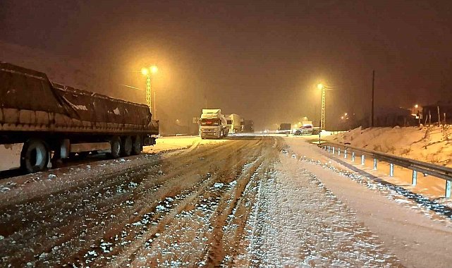 Kop Dağı Geçidi'nde buzlanma ulaşımı aksattı