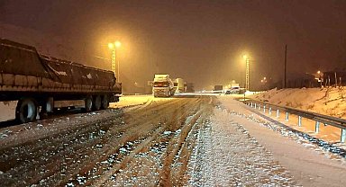 Kop Dağı Geçidi'nde buzlanma ulaşımı aksattı