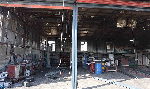 Korkutan yangında, iş yeri ve kamyonet zarar gördü