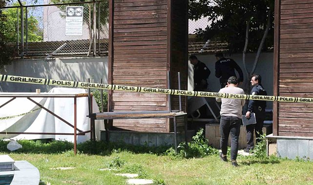 Kötü kokudan şüphelenerek baktıkları reklam panosundan tanınmayacak halde ceset çıktı