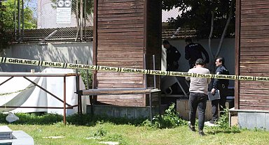 Kötü kokudan şüphelenerek baktıkları reklam panosundan tanınmayacak halde ceset çıktı