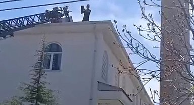 Kovancılar'da mahsur kalan kedi kurtarıldı