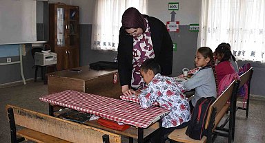 Köy okulunda 4 öğrencisini geleceğe hazırlıyor