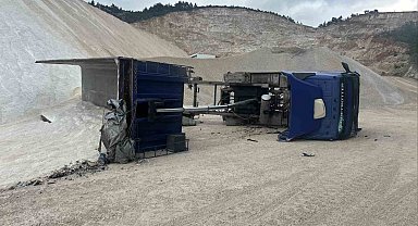 Kum boşaltırken devrilen kamyonda iş kazası: 1 yaralı