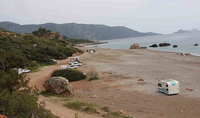 Kumluca'da sahil ve kamu alanlarında karavan konaklaması yasaklandı, karavancılar bölgeden çıkarıldı