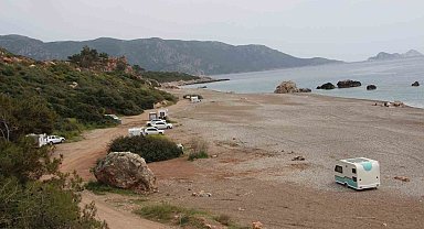 Kumluca'da sahil ve kamu alanlarında karavan konaklaması yasaklandı, karavancılar bölgeden çıkarıldı