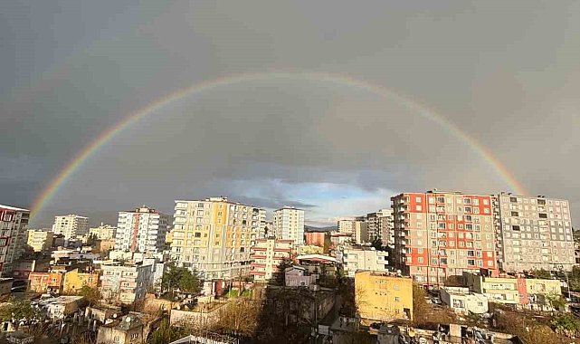 Kurtalan'da yağmur sonrası gökkuşağı göz kamaştırdı