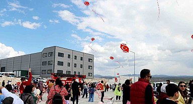 Kütahya OSB'de uçurtmalar gökyüzünü renklendirdi