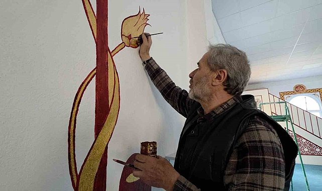Kütahyalı imam görev yaptığı camileri hat ve nakkaş sanatı ile süslüyor