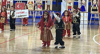 Kutlamaya katılan minik kız hem ağladı hem oynadı