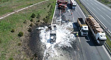 Kuzey Marmara Otoyolu'nda köpük sprey yüklü kamyon alev alev yandı