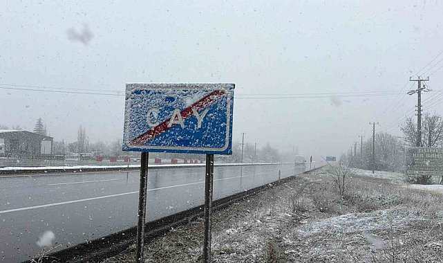 Lapa lapa yağan kar ilçeyi beyaza bürüdü