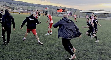 Maç sonunda saha içi bir anda ringe döndü