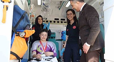 Madalyasını ambulansta aldı