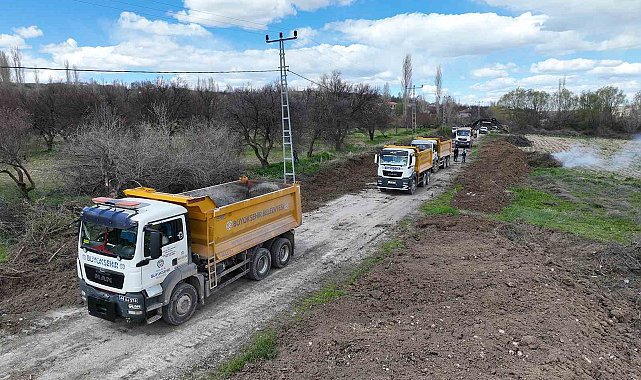 Malatya Büyükşehir Belediyesi Akçadağ'da grup yolunu yeniliyor