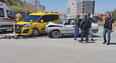 Manavgat'ta taksi ile otomobil çarpıştı: 2 yaralı