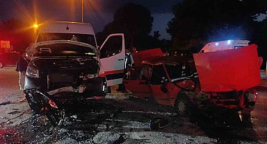 Manavgat'ta tur minibüsü ile otomobil çarpıştı: 4 yaralı