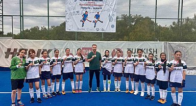 Manisa'nın kızları turnuvadan şampiyon ayrıldı