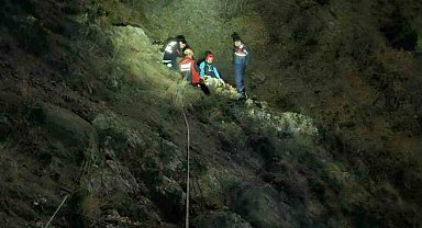 Mantar toplarken uçurumdan düştü, saatler süren çalışmayla kurtarıldı