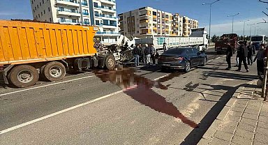 Mardin'de kamyon ile tır çarpıştı: 1 yaralı