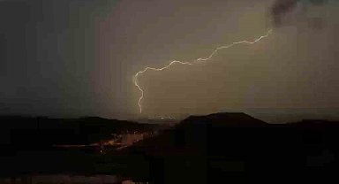 Mardin'de şimşek ve yıldırım görsel şölen oluşturdu