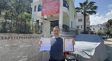 Marmaris'te "Adalet istiyoruz" diyerek balkona pankart astılar