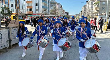 Marşlar eşliğinde mahalleyi turladılar