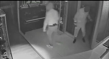 Maskeli beşler girdikleri işletmelerde çelik kasaları böyle patlattı...