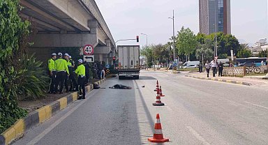 Mendil sattığı ışıkta tırın altında kalan yaşlı katdın öldü, kaza anı güvenlik kamerasında