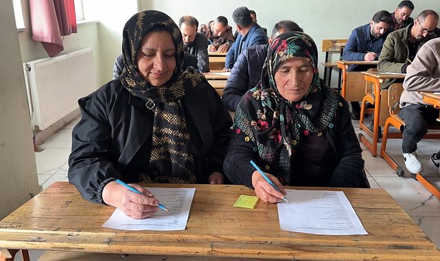 Meralardan sınıflara: Yüksekovalı çiftçiler bu kez sıralarda ter döktü