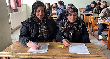 Meralardan sınıflara: Yüksekovalı çiftçiler bu kez sıralarda ter döktü