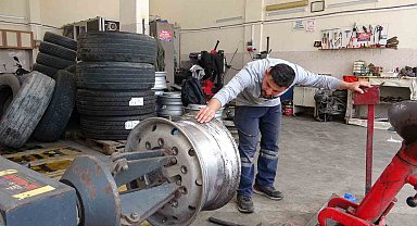 Mersin'de kamyon lastiği şişirirken patladı: O anlar kamerada