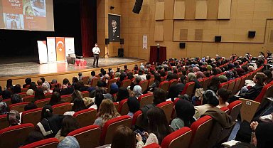 Mesleki tecrübelerini aday öğretmenlerle paylaştı