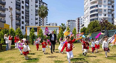 Mezitli'de çocuklar Başkan Tuncer'le uçurtma uçurdu