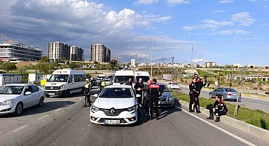 Minibüs ile iki otomobil çarpıştı: 1 yaralı