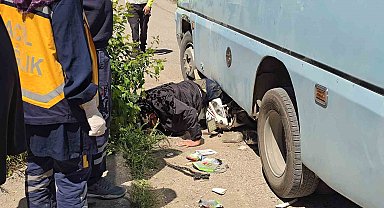 Minibüsün altında can pazarı: Motosikletliyi ekipler zamanla yarışarak kurtardı