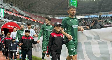 Minik taraftarlar Polis Haftası kapsamında üniforma ile sahaya çıktı