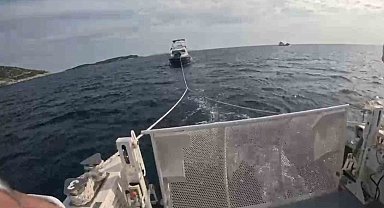 Motor arızasıyla sürüklenen teknedeki iki kişi kurtarıldı