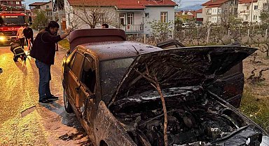 Motor kısmında çıkan yangın otomobili küle çevirdi