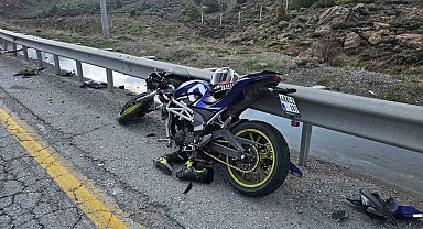 Motosiklet bariyere çarptı: 1 yaralı